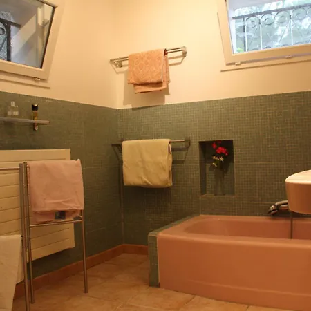Apartment 100 M 2 Situe Dans Pinede Et Familiale